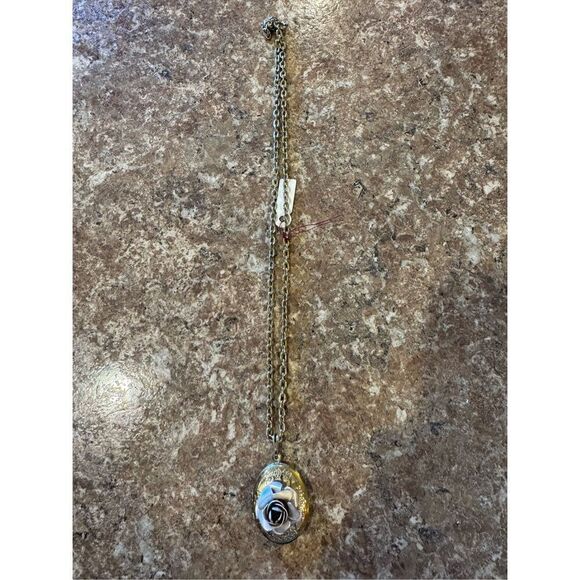 Woman’s vintage locket necklace with rose on it - Picture 2 of 5